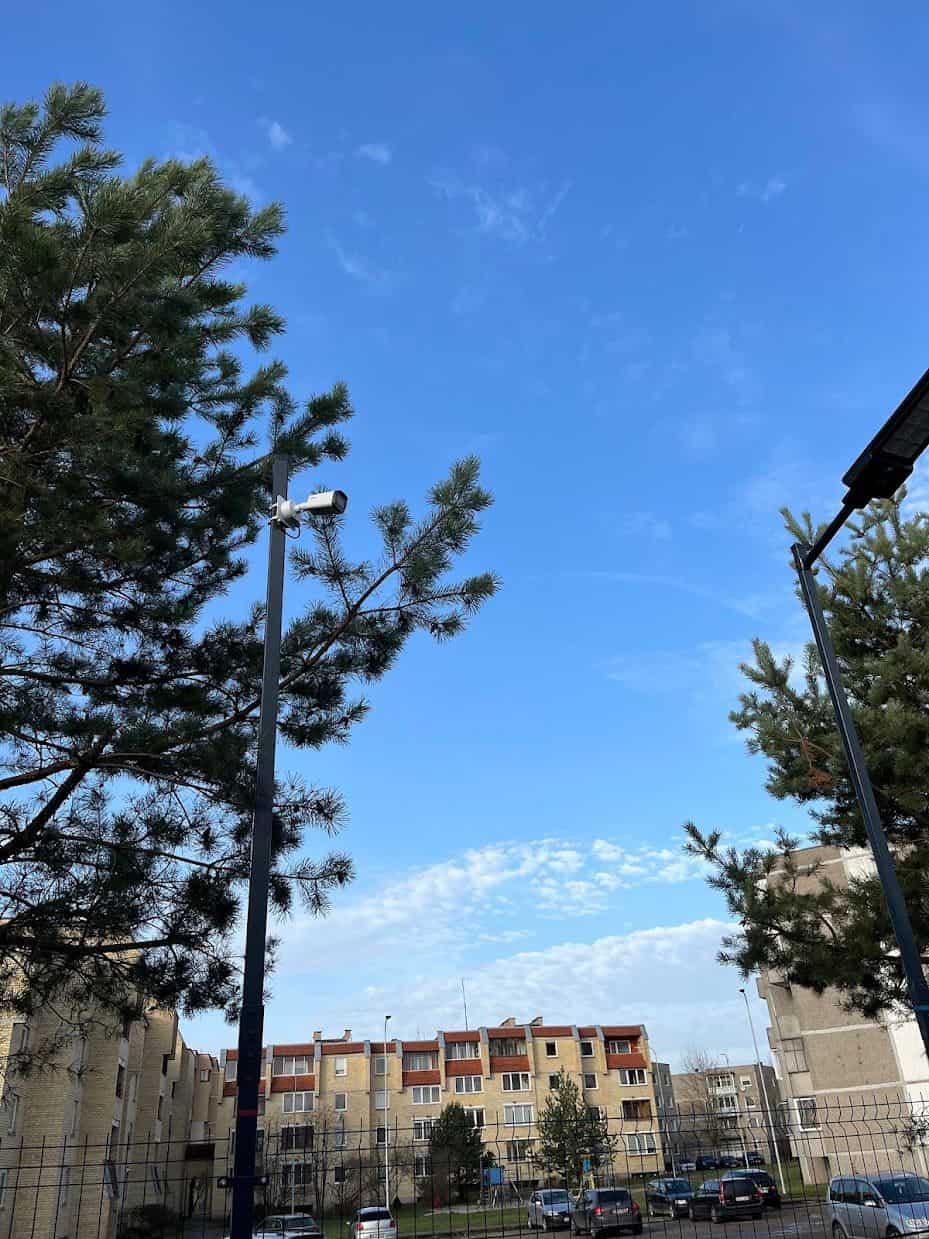 Lauko vaizdo stebėjimo kamera ant stulpo – efektyvi apsauga atvirose erdvėse