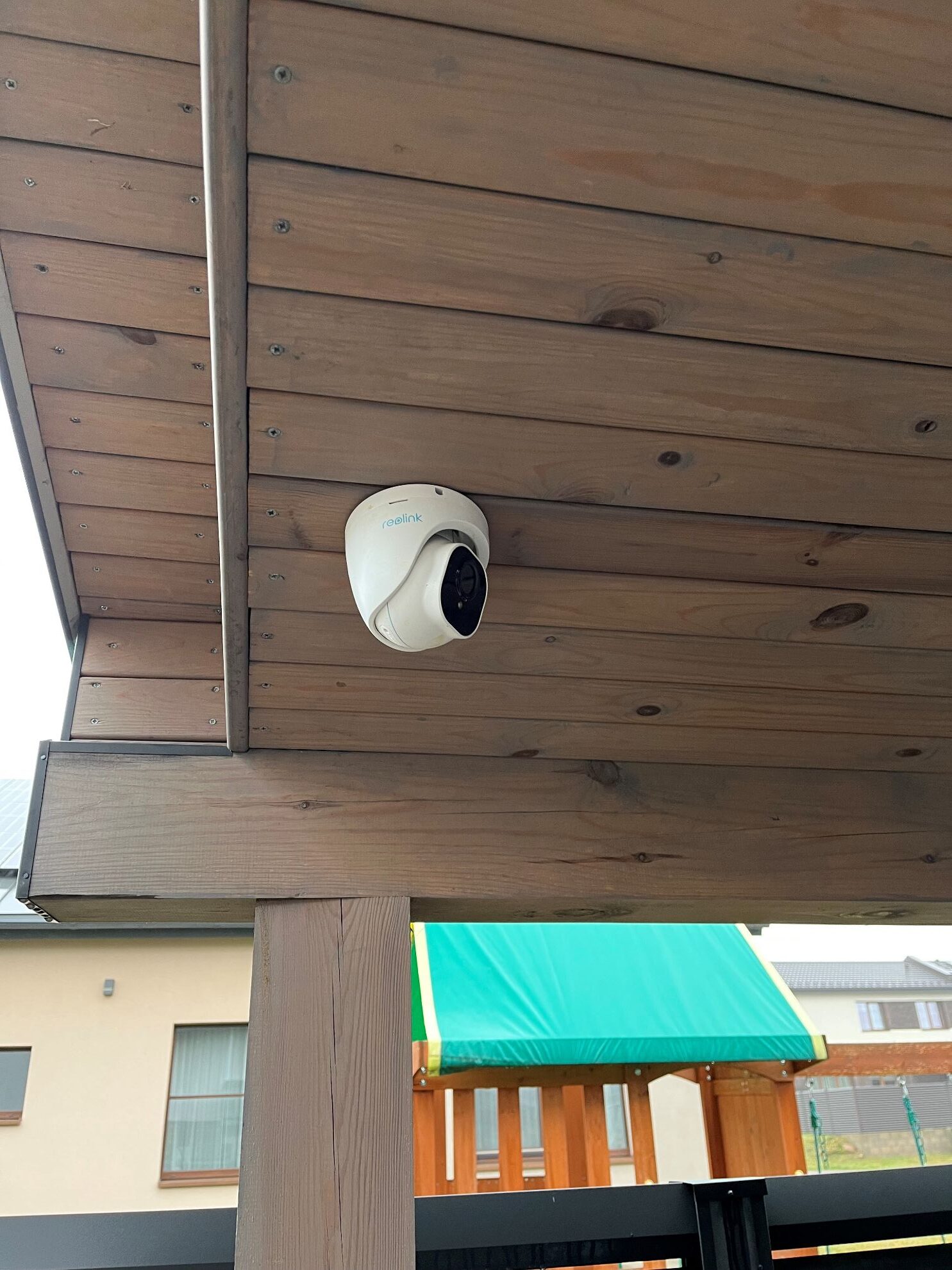 Dahua ar Hikvision vaizdo stebėjimo kamera po mediniu stogu – saugos sistema pastatui